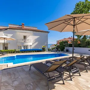 Apartment Garden With Pool, Opatija